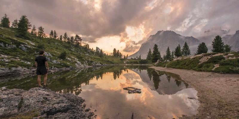 在画布与市场之间：基督徒艺术家如何以祷告为锚，平衡信仰表达与世俗成功